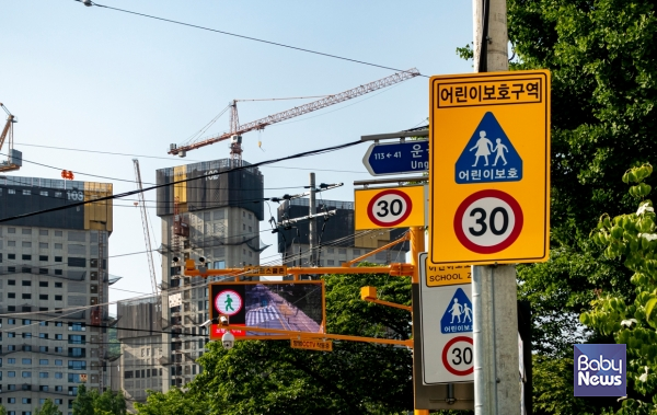 자동차 운전자 10명 중 9명이 어린이보호구역 횡단보도에서 일시정지 규정을 위반한 것으로 나타났다. ⓒ베이비뉴스