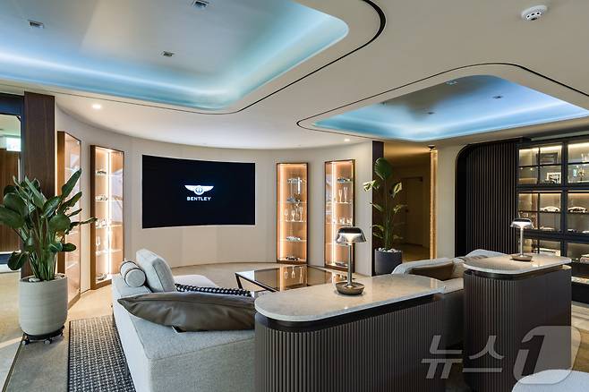 서울 강남구 청담동에 위치한 5층 규모의 플래그십 전시장 '벤틀리 큐브'(벤틀리 제공)