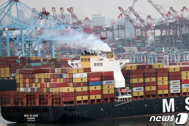 컨테이너선이 입항하고 있다. (사진은 기사와 관계없음)ⓒ AFP=뉴스1 ⓒ News1 우동명 기자