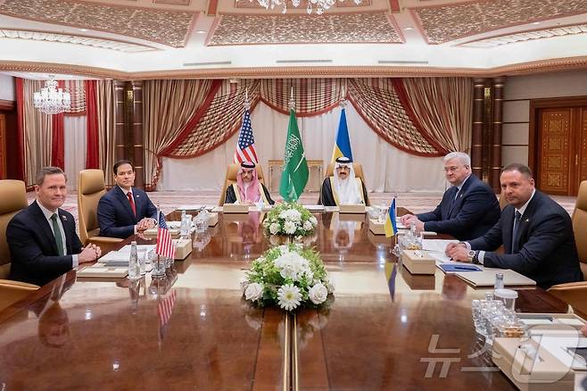 미국과 우크라이나의 고위급 대표들이 11일(현지시간) 사우디 아라비아 제다에서 우크라이나 전쟁 종식을 위한 회담을 시작했다. ⓒ AFP=뉴스1 ⓒ News1 이지예 객원기자