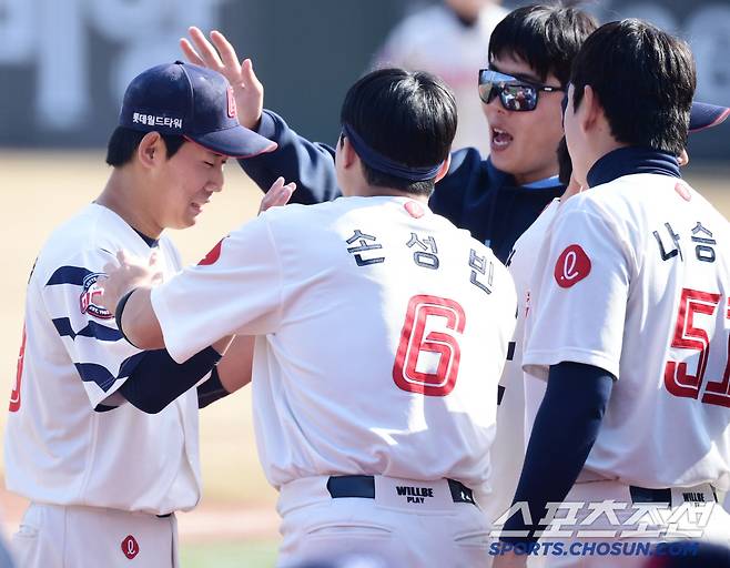 8회 투구를 마치고 마운드를 내려오는 선배들의 축하를 받고 있는 박세현.