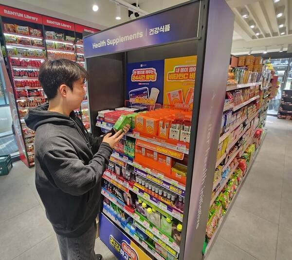 편의점 CU가 건강기능식품 판매 점포를 늘리고 1500원대 제품을 선보이는 등 관련 사업을 강화하고 있다. /CU