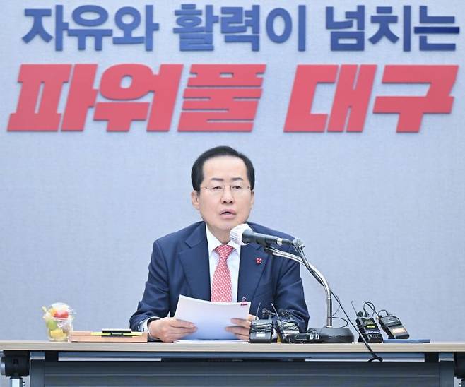 홍준표 대구시장은 조기 대선이 열릴 경우 차기 대통령의 임기를 3년으로 단축하자는 의견에 대해서는 "어이없는 주장"이라고 비판했다.
홍 시장은 12일 자신의 정치 플랫폼인 '청년의꿈' 청문홍답(청년의 고민에 홍준표가 답하다) 게시판에 올라온 '후임 (대통령) 임기 단축에 대해 어떻게 생각하시냐'는 누리꾼 질문에 이같이 답했다. 대구시 제공