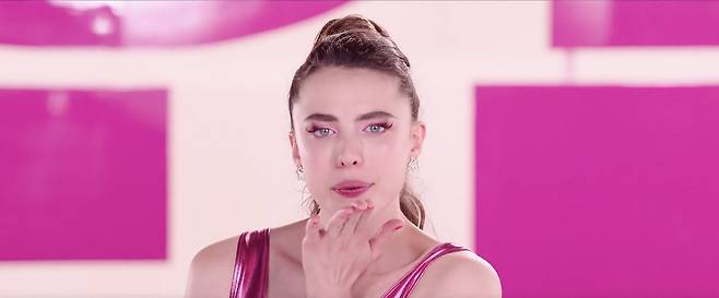 영화 ‘서브스턴스’의 주연 마가렛 퀄리는 90년대 청춘 스타 앤디 맥도웰의 딸이다. 퀄리는 이 영화에서 데미 무어와 팽팽한 연기 대결을 펼쳤다. /찬란