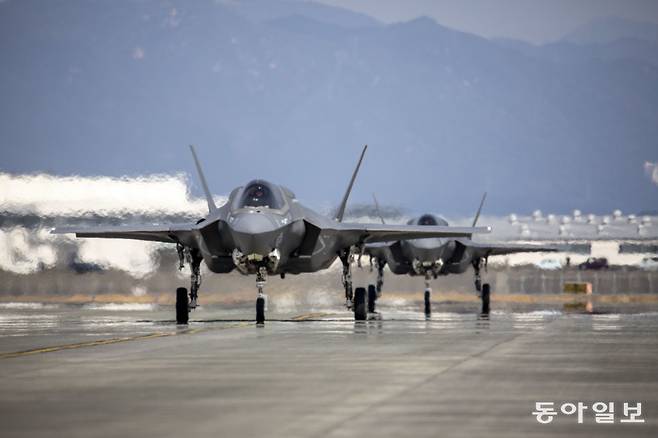 8일  일본 야마구치현 이와쿠니 주일 미군기지에 미 본토에서 날아온 F-35B 스텔스 전투기가 도착하고 있다.  미 인도태평양사 SNSEK
