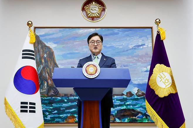 우원식 국회의장이 12일 오후 서울 여의도 국회에서 최상목 대통령 권한대행을 향해 마은혁 헌법재판관 후보자를 즉시 임명할 것을 촉구하며 긴급 기자회견을 하고 있다. 2025.3.12/뉴스1