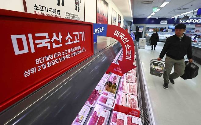 12일 서울 시내 한 대형마트에 미국산 소고기가 판매되고 있다. 뉴시스