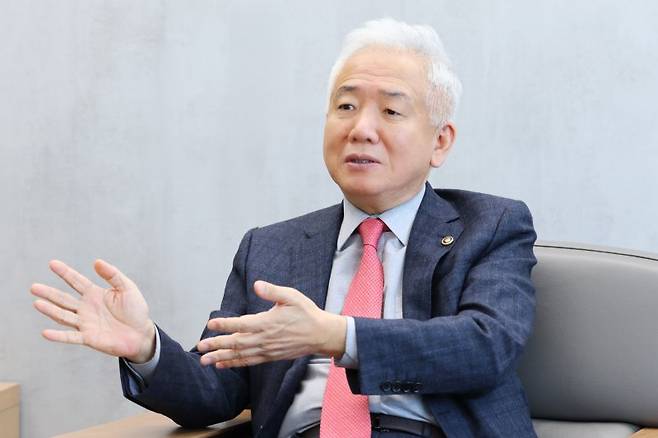 이상덕 재외동포청장이 12일 올해 추진할 사업과 목표에 대해 설명하고 있다. 재외동포청 제공