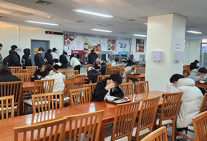 천 원의 아침밥 행사에 참여하기 위해 이른 시간부터 학생들이 몰렸다.