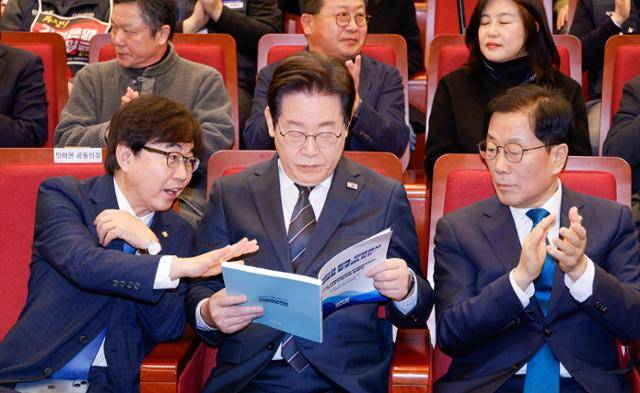 이재명(앞줄 가운데) 더불어민주당 대표가 12일 서울 여의도 국회도서관에서 열린 2025 더불어민주당 민생연석회의 20대 민생의제 발표회에서 인태연 공동의장과 대화하고 있다. 앞줄 오른쪽은 윤후덕 수석부의장. 뉴스1