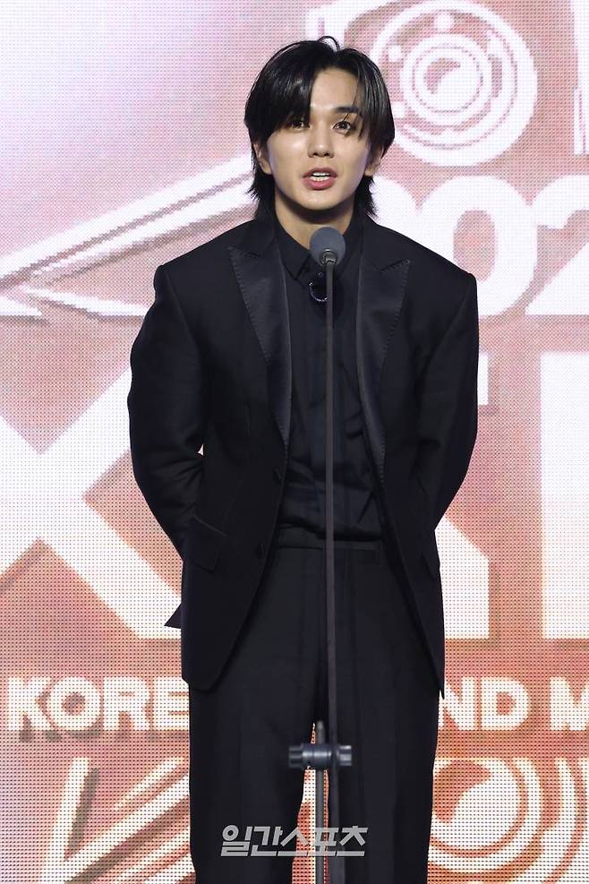 [2024 KGMA] 배우 유승호가 17일 인천 중구 운서동 인스파이어 아레나에서 열린 '2024 코리아그랜드뮤직어워즈(KGMA)' 둘째날 송데이에서 2024 그랜드 퍼포머상을 시상하고 있다. 일간스포츠(이데일리M)가 주최하고 KGMA 조직위원회가 주관하는 '2024 KGMA'는 올해 창간 55주년을 맞은 일간스포츠가 대한민국 대중음악계에 새로운 패러다임을 제시하기 위해 새롭게 개최하는 시상식으로 16, 17일 이틀간 펼쳐졌다. 영종도(인천)=KGMA특별취재반 /2024.11.17/