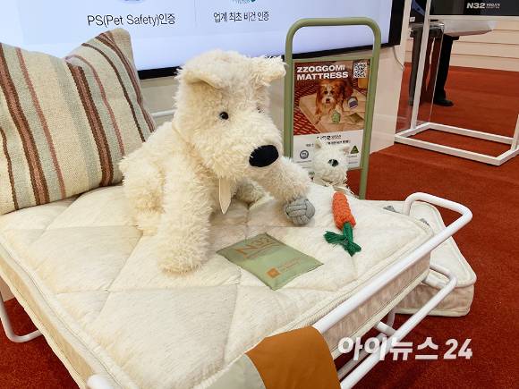 시몬스가 지난달 서울 코엑스에서 진행된 '2025 서울리빙디자인페어'에서 공개한 펫 매트리스 'N32 쪼꼬미'. [사진=송대성 기자]