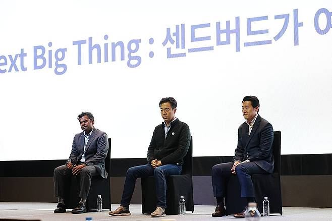 질의응답 중인 센드버드 임원들. 좌측부터 ▲샤일리시 날라와디 센드버드 제품총괄 ▲김동신 센드버드 대표 ▲이상희 센드버드 코리아 대표이사 / 출처=IT동아