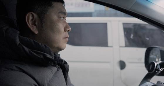 ‘숨’은 유재철 장례지도사와 김새별 유품정리사(사진)가 일하는 현장을 보여주며 삶과 죽음의 의미를 묻는다. 김씨는 “이 일을 하며 내 삶이 완전히 바뀌었다”고 말한다. [사진 인디스토리]