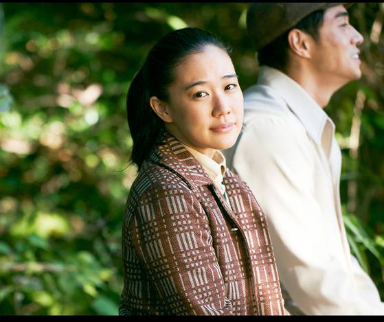 각자도생의 사회에서 어떻게 섞여 살아가야 하는지 가르쳐주는 ‘나는 나대로 혼자서 간다’. [사진 각 제작사]