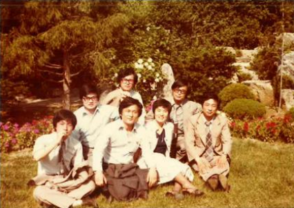 서울대 약대 동아리 ‘소모임’ 회원들이 안종필의 단짝 김용찬(사진 앞쭐 오른쪽)과 찍은 사진. 김용찬이 1970년대 한국메디칼인덱스사에서 의약품 전문서적을 출판할 때 ‘소모임’ 후배들이 도움을 줬다. /신영호 제공