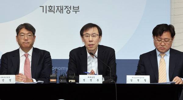 기획재정부 정정훈 세제실장(가운데)이 정부세종청사 기재부 기자실에서 유산취득세 도입 방안을 설명하고 있다. 연합뉴스