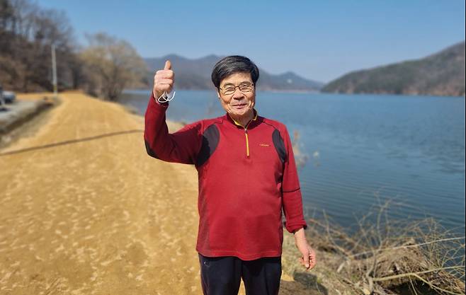 시민 우규남씨는 지난해 10월 조성된 아산 송악저수지 황톳길을 걸으면서 건강이 많이 좋아졌다고 말했다.&nbsp; 아신시