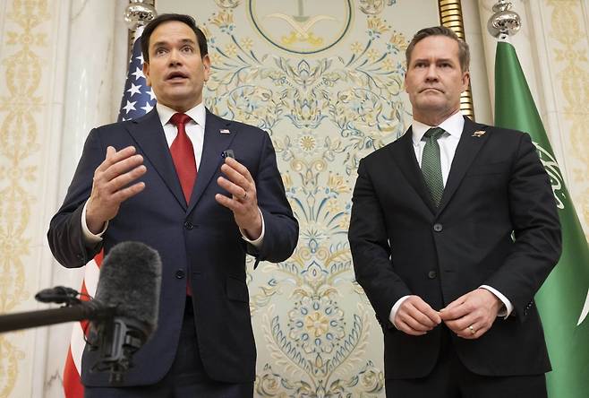 마코 루비오 미국 국무장관과 마이크 왈츠 백악관 국가안보보좌관이 11일(현지시간) 사우디아라비아 제다에서 우크라이나 대표단과 회담 결과에 대해 설명하고 있다. 연합뉴스