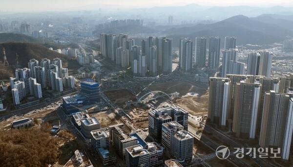 인천 루원시티 도시개발사업 준공이 6차례나 미뤄지면서 입주민들은 4년째 토지등기도 없는 반쪽짜리 재산권만 행사하고 있어 대책 마련이 시급하다. 사진은 10일 인천 서구 루원시티 전경. 경기일보DB