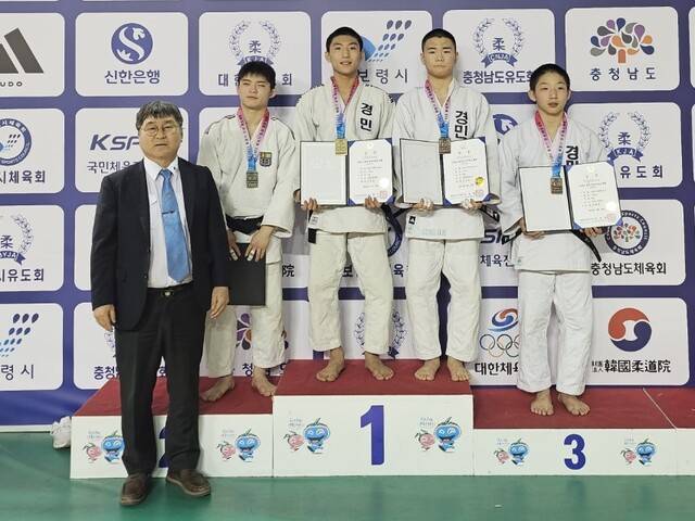 남고부 60㎏급서 우승한 김동준(왼쪽 두번째)이 시상식 후 기념촬영을 하고 있다.경민고 제공