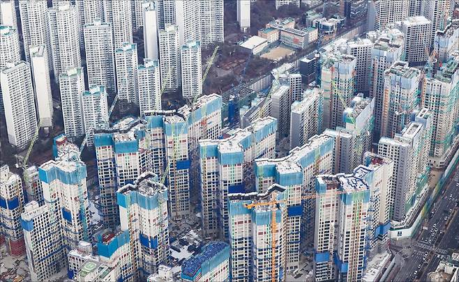 부동산 프로젝트파이낸싱(PF) 시장 경색과 공사비 상승, 대출 규제, 미분양 속출 등 여파로 올 들어 중견 건설사의 기업회생절차(법정 관리) 신청이 줄을 잇고 있다. 사진은 기사 내용과 관계없음. (연합뉴스)