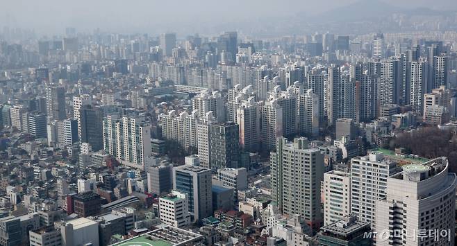 [서울=뉴시스] 김진아 기자 = 올해 들어 종전 최고가의 90% 수준에서 매매된 서울 아파트 비중이 전체의 절반에 육박하는 것으로 나타났다. 강남3구 아파트 가격이 강세를 보이면서 서울의 가격 상승을 견인하는 모습이다.  10일 직방이 국토교통부 실거래가 공개시스템의 아파트 매매 거래 가격을 분석한 결과, 2025년 1월부터 2월까지 서울의 아파트 매매 거래 5983건 중 2759건(46%)는 2006년부터 지난해까지 종전 최고가의 90% 수준에서 거래된 것으로 조사됐다. 종전 최고가의 '80% 이상~90% 미만' 거래 비중도 33%를 차지했다. 사진은 10일 서울시내 아파트 단지. 2025.03.10. bluesoda@newsis.com /사진=김진아