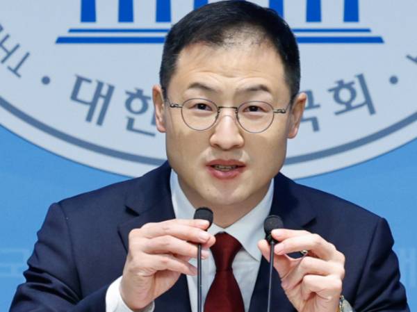 김상욱 국민의힘 의원은 윤석열 대통령 탄핵 심판과 관련해 "만에 하나라도 탄핵 기각이 된다면 국회에서 죽을 때까지 단식 투쟁 들어갈 것"이라고 말했다. 사진은 김상욱 국민의힘 의원이 지난달 14일 서울 여의도 국회 소통관에서 울산시당위원장직 자진 사퇴 기자회견을 하고 있는 모습. /사진=뉴스1