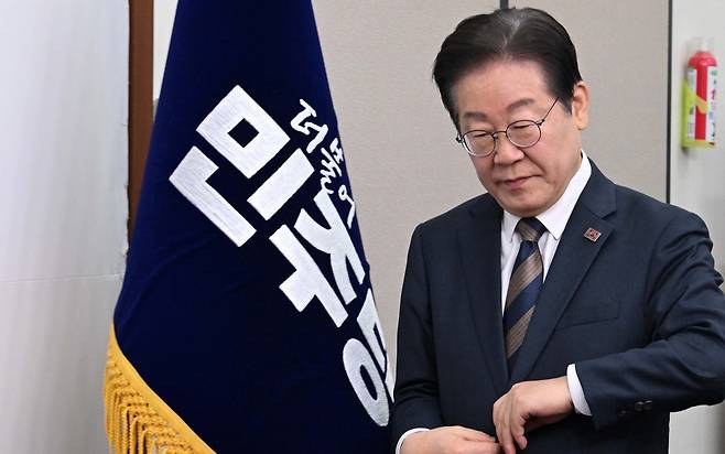 이재명 더불어민주당 대표가 10일 오전 서울 여의도 국회에서 열린 최고위원회의에 참석하고 있다. 이상섭 기자