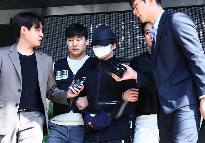 강남역 인근에서 여자친구를 흉기로 살해한 의대생 최모씨가 지난해 5월 서울 서초구 서초경찰서에서 서울중앙지검으로 송치되고 있는 모습. 뉴시스