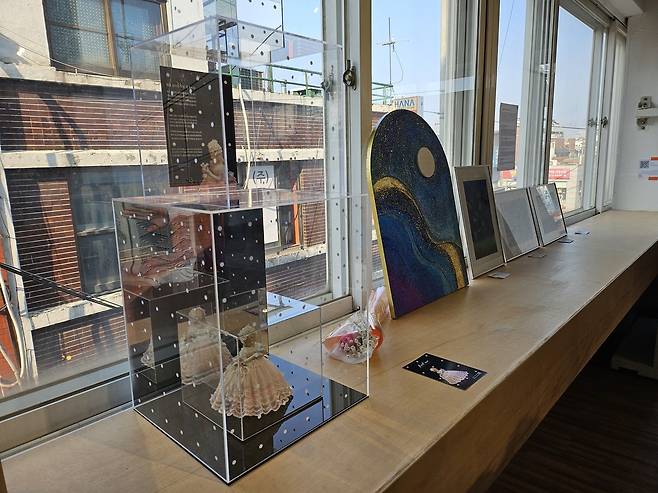 10일 서울 중구 을지공간에서 환경·생태 문제를 주제로 강원 지역의 예술가와 활동가들이 협업한 전시 ‘충돌과 얽힘(Collision & Entanglement)’. 김광우 기자.