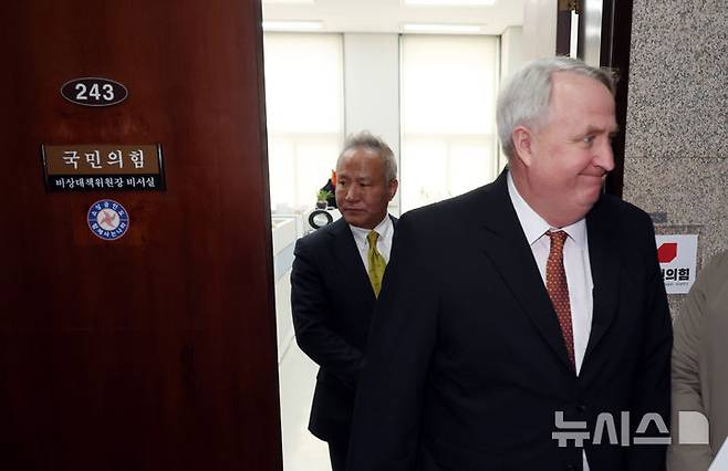 [서울=뉴시스] 고승민 기자 = 인요한 국민의힘 의원과 황규석 대한의사협회 부회장이 10일 서울 여의도 국회 권영세 국민의힘 비상대책위원장실에서 의대 정원 문제 관련 면담 후 위원장실을 나서고 있다. 2025.03.10. kkssmm99@newsis.com