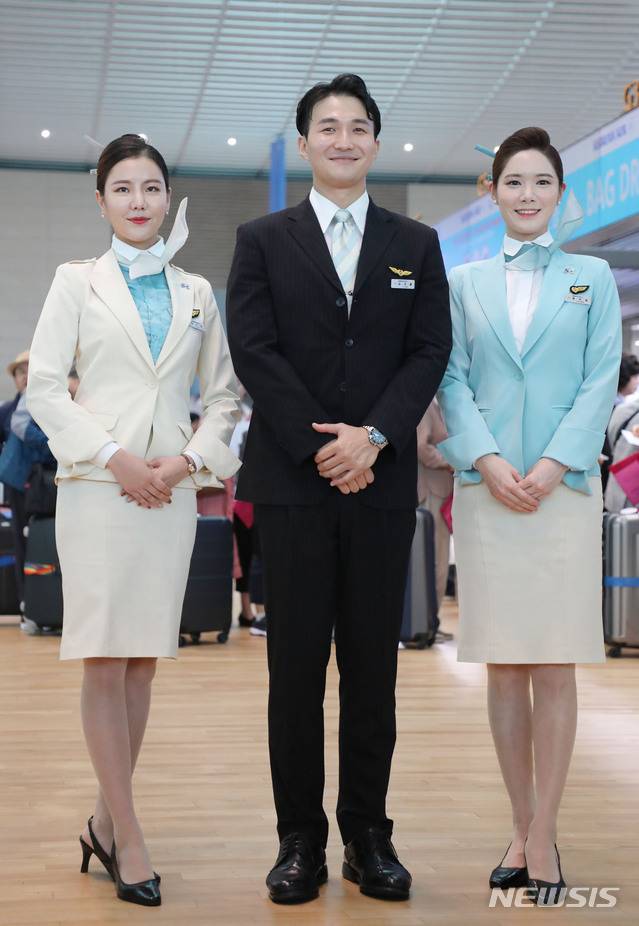 [서울=뉴시스] 한국의 한복과 청자에서 착안해 전통미와 아름다움을 반영한 11기 현 대한항공 유니폼. (사진=뉴시스DB) 2019.10.03. photo@newsis.com