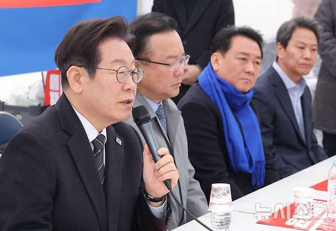 [서울=뉴시스] 황준선 기자 = 이재명 더불어민주당 대표가 12일 서울 종로구 경복궁 앞 천막 농성장에서 열린 국난극복을 위한 시국간담회에서 발언하고 있다. (공동취재) 2025.03.12. photo@newsis.com