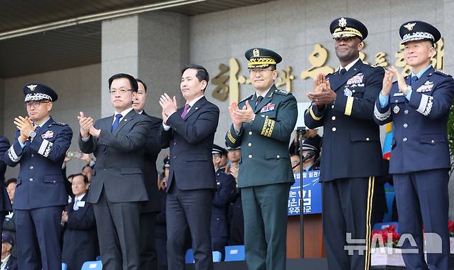 [청주=뉴시스] 조수정 기자 = 최상목 대통령 권한대행 부총리 겸 기획재정부 장관이 12일 청주 공군사관학교에서 열린 제73기 졸업 및 임관식에서 임관한 신임 공군 소위들과 재학생 생도들의 분열에 박수치고 있다. 왼쪽부터 차준선 공군사관학교장, 최 권한대행, 김선호 국방부 장관 직무대행, 제이비어 브런슨 한미연합사령관, 정진팔 육군 참모차장, 이영수 공군참모총장. (대통령실통신사진기자단) 2025.03.12. chocrystal@newsis.com