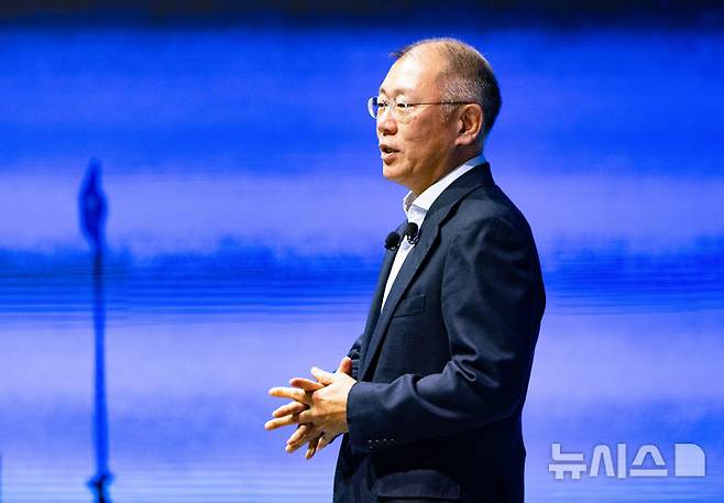 [고양=뉴시스] 황준선 기자 = 정의선 현대자동차그룹 회장이 지난 1월6일 경기 고양시 현대 모터스튜디오 고양에서 열린 2025 현대자동차그룹 신년회에서 신년사를 하고 있다. 2025.01.06 hwang@newsis.com