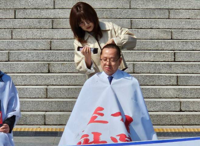 김문수 의원이 삭발하고 있다. 김문수 의원실 제공