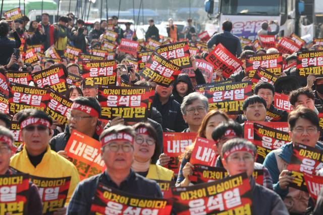▲ 11일 서울 종로구 동십자각 인근에서 열린 '내란 종식! 윤석열 즉각 파면' 민주노총 전국단위사업장 대표자 비상 결의대회에서 참석자들이 구호를 외치고 있다. ⓒ연합뉴스
