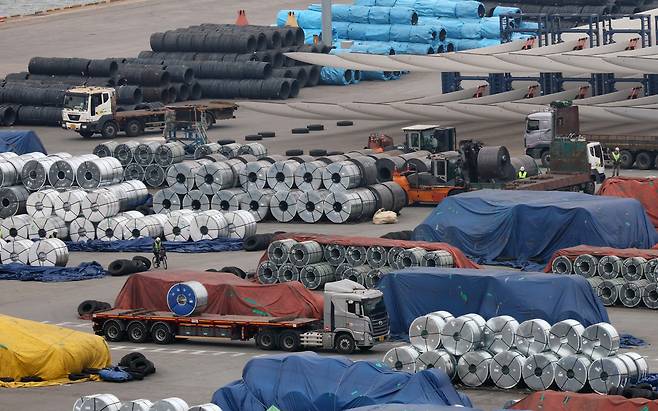 12일 오후 경기 평택시 포승읍 평택항 수출 야적장에 철강 제품이 쌓여 있는 모습. 뉴스1