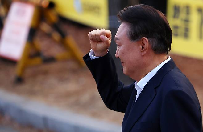 방된 윤석열 대통령이 3월8일 경기도 의왕시 서울구치소 앞에서 경호차량에서 내려 지지자들에게 인사하며 주먹을 불끈 쥐어보이고 있다. ⓒ연합뉴스