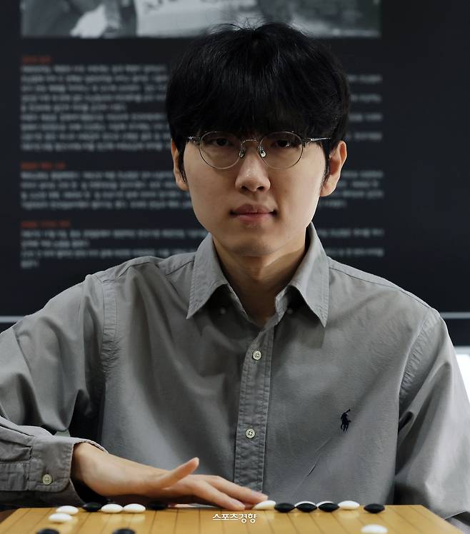 한국 바둑 최강자 신진서 9단이 10일 서울 성동구 한국기원에서 본지와 인터뷰한 뒤 포즈를 취하고 있다.    서성일 선임기자