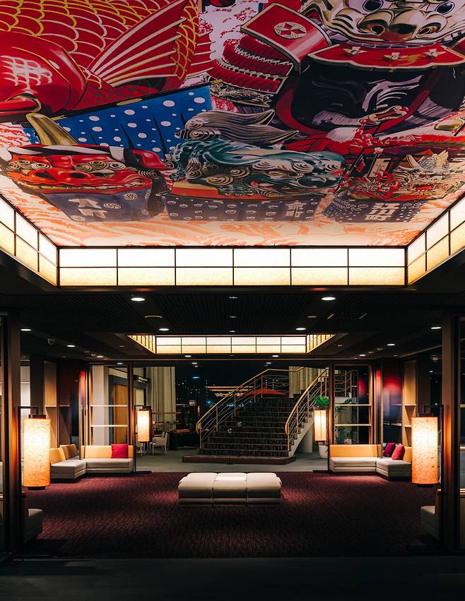 머큐어 사가 가라쓰 리조트 로비. 천장에는 '가라쓰 군치'에 사용하는 가마, '히키야마'가 그려져 있다. 가라쓰 군치는 사가현을 대표하는 대규모 행진 겸 축제로 11월 초 3일간 열린다