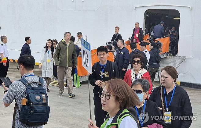 크루즈 타고 제주 온 중국인 관광객 [연합뉴스 자료사진]