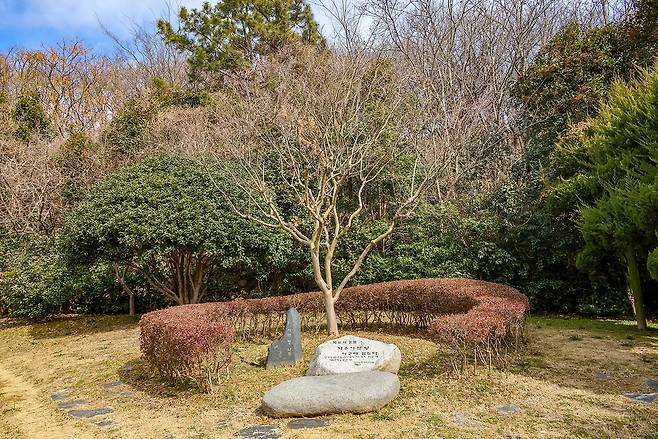 삼학도공원 안에 있는 이난영의 묘. 파주에 있던 묘를 수목장을 통해 이곳으로 옮겨왔다. [사진/백승렬 기자]