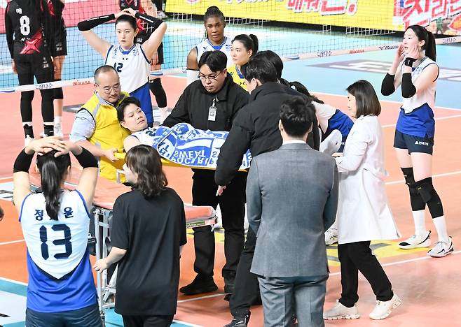 부상으로 들것에 실려 나가는 현대건설의 위파위(중앙) [한국배구연맹 제공. 재판매 및 DB 금지]