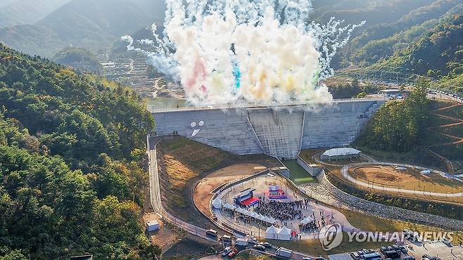 작년 10월 31일 지역의 요구로 건설된 첫 댐으로 꼽히는 원주천댐 준공식 모습. [원주시 제공. 재판매 및 DB 금지]