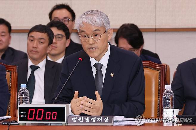 답변하는 천대엽 법원행정처장 (서울=연합뉴스) 김주성 기자 = 천대엽 법원행정처장이 12일 서울 여의도 국회에서 열린 법제사법위원회 전체회의에서 윤석열 대통령의 구속 취소 결정과 관련한 질의에 답하고 있다. 2025.3.12 utzza@yna.co.kr