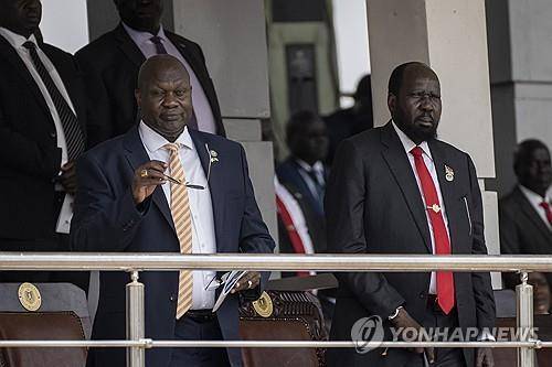 살바 키르(오른쪽) 남수단 대통령과 리크 마차르(왼쪽) 남수단 부통령 [AP 연합뉴스 자료사진. 재판매 및 DB 금지]