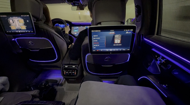 터널에 진입하자 밝게 빛나는 앰비언트 라이트가 볼만했다./사진=백유진 기자 byj@