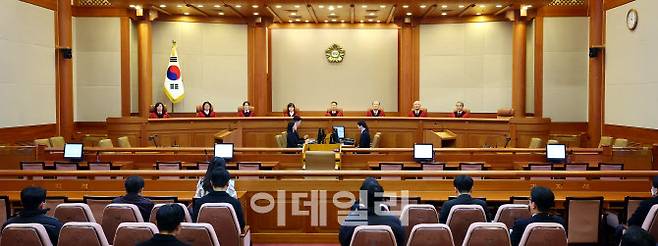 [이데일리 방인권 기자] 문형배 헌재소장 권한대행을 비롯한 헌법재판관들이 13일 오전 서울 종로구 헌법재판소 대심판정에서 열린 최재해 감사원장 탄핵심판과 이창수 서울중앙지검장·조상원 중앙지검 4차장검사·최재훈 반부패2부장검사 탄핵심판의 선고기일에 입장해 착석해 있다.